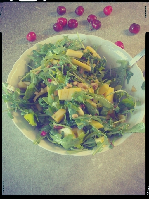 Mango, ruccola, violet and yellow spinach salad with pine nuts